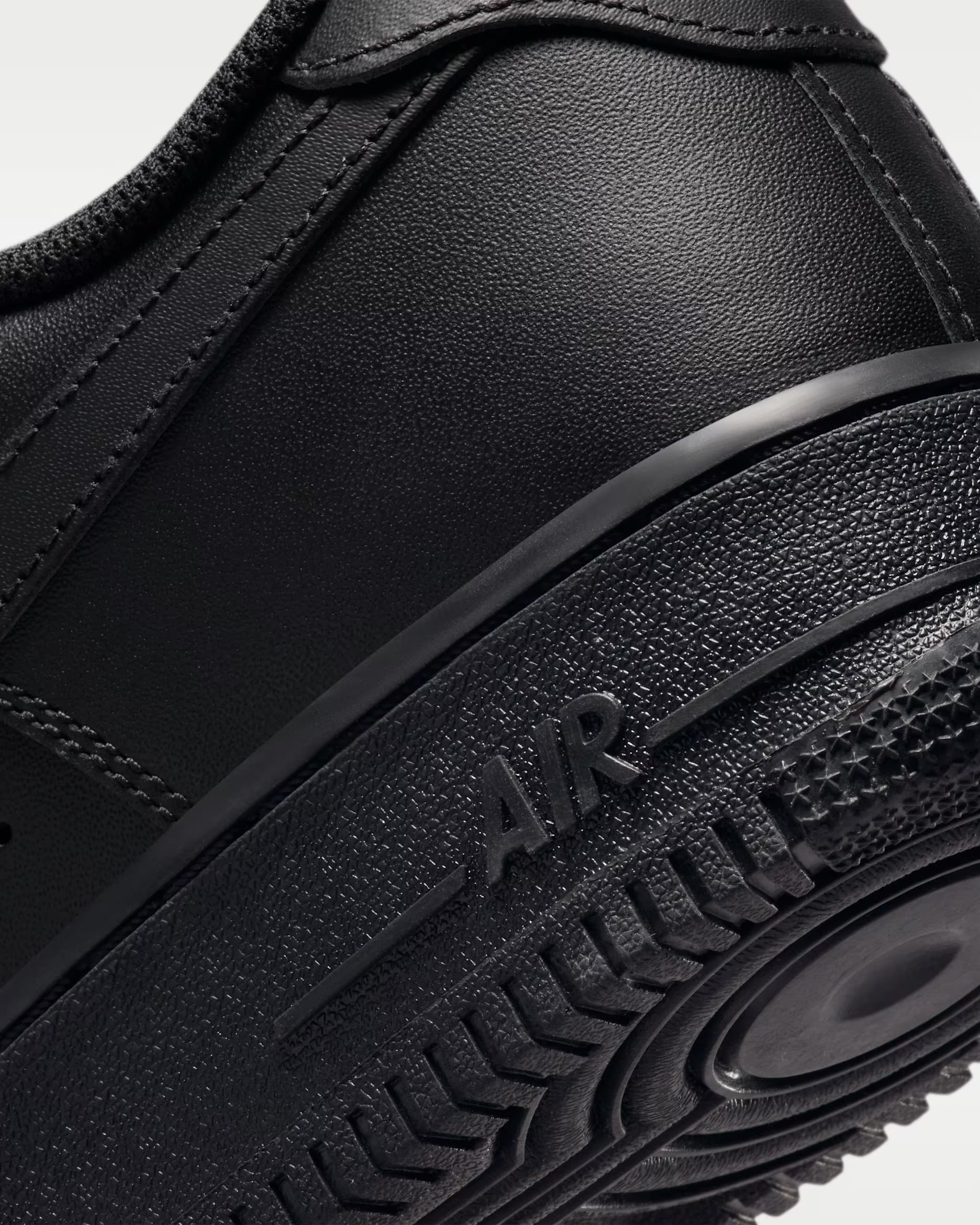 Nike Air Force 1 - Triple Black